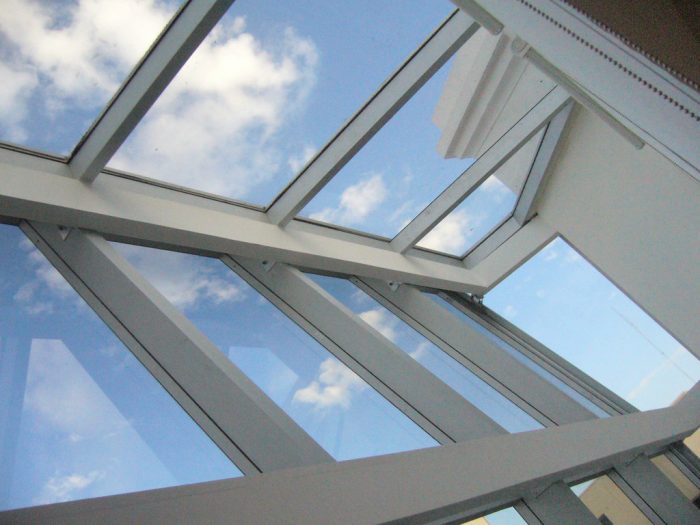 Finestres de PVC. L'efectivitat dels perfils PVC es basa en la tecnologia de fabricació i en la mateixa matèria primera. La conductivitat tèrmica aïlla el seu habitatge de la temperatura exterior i és entre dues i quatre vegades inferior que la de l'alumini. Finestra de PVC de 70 mm d'amplada i 5 càmeres Característiques: Major aïllament tèrmic Major aïllament acústic Herratges de seguretat Herratges perimetral Major dilatació Sense condensació garantida Manteniment zero Unions de perfils soldadura Material més pesant Àmplia gamma de colors Reciclable.
