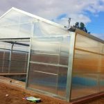 Una construcció més o menys permanent que permet modificar el microclima del seu interior i permetre el conreu de vegetals en millors condicions o fora d’època. Són el nivell superior de l’anomenat conreu protegit que va des d’un mínim que correspon a l’ús de plàstics que cobreixen el terra (mulching) fins al màxim que serien els hivernacles de vidre i amb un sistema complet de calefacció. Els que no tenen calefacció aprofiten precisament l’efecte hivernacle que produeix un escalfament d’uns 2 graus de mitjana cosa suficient per avançar setmanes o mesos un determinat conreu o produir-lo fora d’estació. Cal també controlar l’augment de la humitat de l’aire i la condensació d’aigua que es produeix. Existeixen  hivernacles de molts tamany per muntar ( i desmuntar amb l’arribada del bon temps) a la terrassa, el balcó, el pati o en el mateix jardí o hort. La majoria son de PVC transparents amb estructura d’acer o policarbonat. Disposen d’estanteries per col·locar planters i testos petits amb plantes de flor, herbes aromàtiques etc a ple sol però a resguard del fred. D’altres, hivernacles són de vidre instal·lats sobre estructures més resistents amb possibilitats múltiples