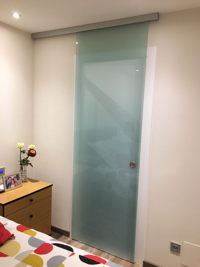 Les portes corredisses de cristall permeten donar intimitat ocupant un mínim espai i deixant passar la llum, i a La Cristalleria Unió d'Andorra la Vella disposem d'un ampli catàleg de guies per a corredisses per a qualsevol situació que necessiti. Les nostres guies i ferramentes estan a l'avantguarda en disseny i elegància. Utilitzem les millors marques amb les quals podem fer tot tipus de portes corredisses de vidre: