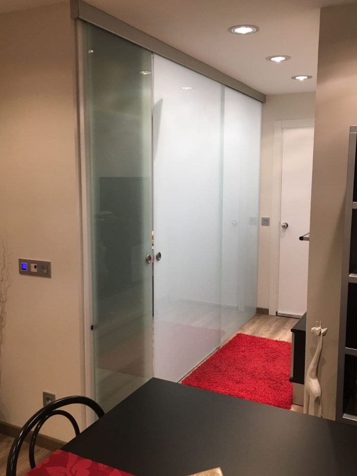 Disposem d'un ampli catàleg de portes corredisses de vidre i guies per a corredisses per a qualsevol projecte que necessiti.