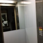 Reparación renovación e instalación de espejos en ascensor de edificio plurifamiliar