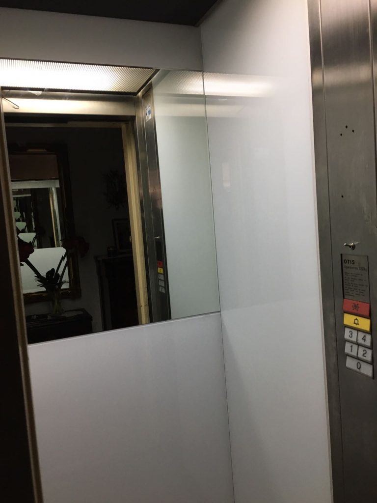 Reparación renovación e instalación de espejos en ascensor de edificio plurifamiliar