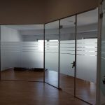 Mampares d'Oficina amb vidre laminat 5 5 1 i portes amb vidre trempat (Cristal templado) Mampares de vidre, divisòries de vidre, separadors d'oficina, etc.