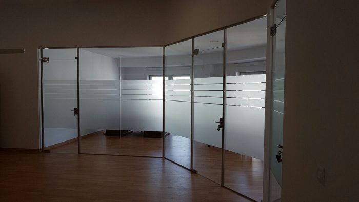 Mampares d'Oficina amb vidre laminat 5 5 1 i portes amb vidre trempat (Cristal templado) Mampares de vidre, divisòries de vidre, separadors d'oficina, etc.