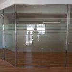 Mampares d'Oficina amb vidre laminat 5 5 1 i portes amb vidre trempat (Cristal templado) Mampares de vidre, divisòries de vidre, separadors d'oficina, etc.