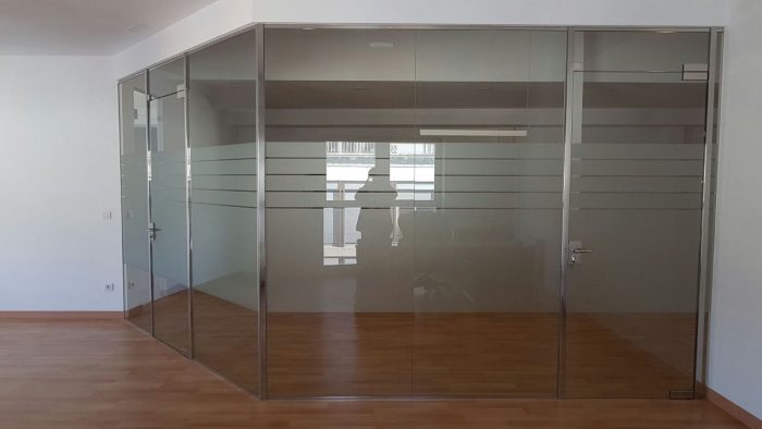Mampares d'Oficina amb vidre laminat 5 5 1 i portes amb vidre trempat (Cristal templado) Mampares de vidre, divisòries de vidre, separadors d'oficina, etc.