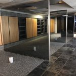 Para las Mamparas de oficina son dos los tipos de vidrios utilizados para confeccionar mamparas acristaladas para oficinas: vidrio laminado y vidrio templado. Aunque luego podemos encontrar variedades o combinaciones entre ellos adaptadas a las diferentes necesidades y usos que se puedan plantear.