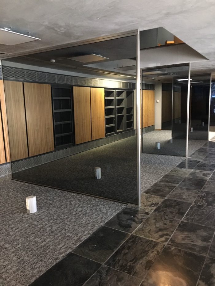 Para las Mamparas de oficina son dos los tipos de vidrios utilizados para confeccionar mamparas acristaladas para oficinas: vidrio laminado y vidrio templado. Aunque luego podemos encontrar variedades o combinaciones entre ellos adaptadas a las diferentes necesidades y usos que se puedan plantear.