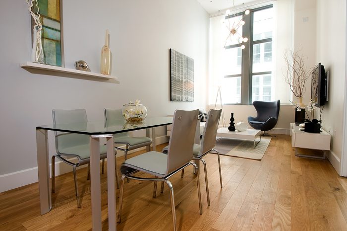 MESA DE CRISTAL LAMINADO CON ESTRUCTURA METALICA PARA PISO EN BARCELONA