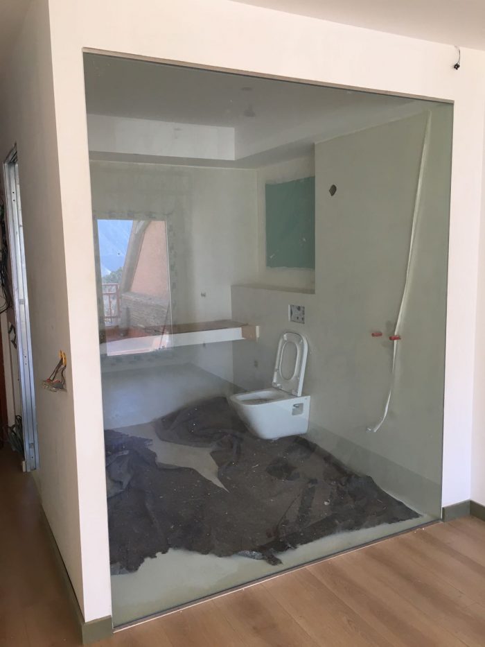 PORTA CORREDISSA ZONA DE SERVEIS RENTADORA I SECADORA A XALET D'ANDORRA FET AMB VIDRE LAMINAT 5+5+1 I FERRATGES D'ACER INOXIDABLE