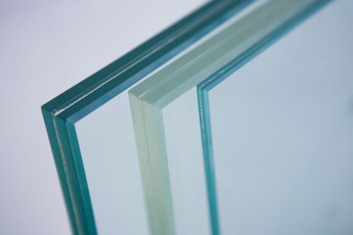 El butiral de polivinilo se utiliza como una lámina que, gracias a sus propiedades de adherencia y transparencia, es idónea para la unión de hojas de vidrio. Permite la transmisión de esfuerzos entre los vidrios, absorbiendo la energía derivada de la propagación de la grieta y uniéndolos como uno solo, aunque el propio material carece de resistencia mecánica elevada. La lámina de butiral se utiliza para impedir el desprendimiento de fragmentos de vidrio si se produce una rotura, por lo que se emplea en lunas de vehículos y en vidrios que puedan presentar riesgo para las personas como lo son los empleados en edificación tales como ventanas, lucernarios, escaparates.