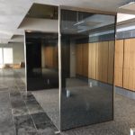 Mampares d oficina en vidre noves oficines Becier viatjes i Becier assegurances prop de Govern d Andorra dos tipos de vidrios utilizados para confeccionar mamparas acristaladas: vidrio laminado y vidrio templado. Aunque luego podemos encontrar variedades o combinaciones entre ellos adaptadas a las diferentes necesidades y usos que se puedan plantear.