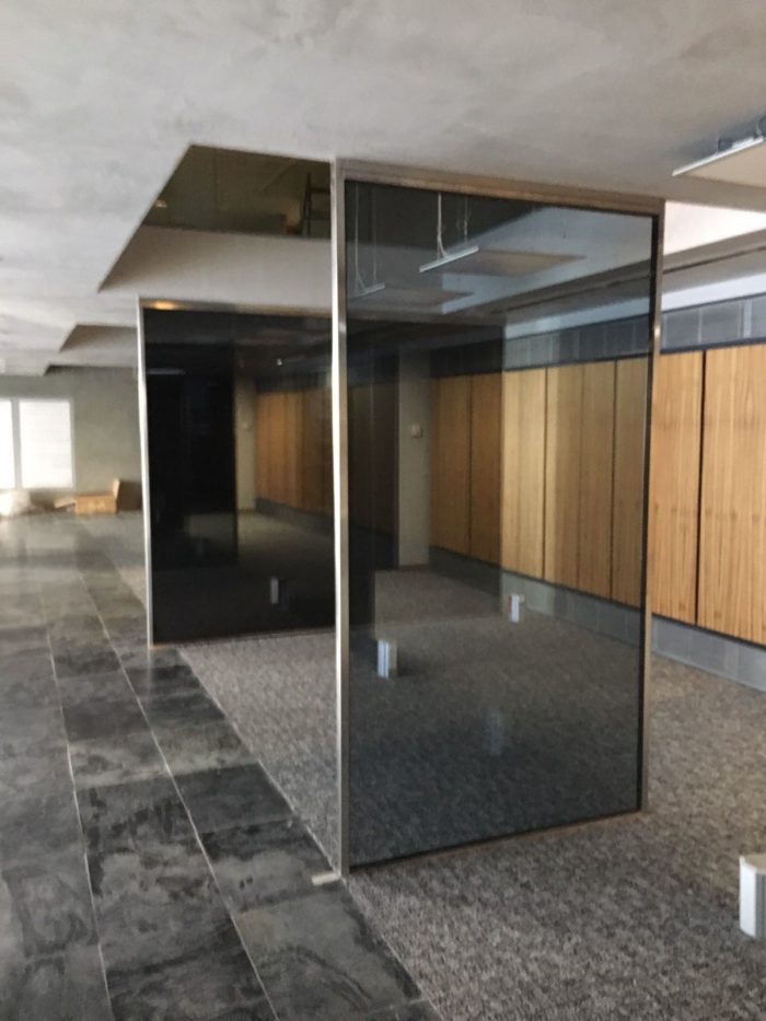 Mampares d oficina en vidre noves oficines Becier viatjes i Becier assegurances prop de Govern d Andorra dos tipos de vidrios utilizados para confeccionar mamparas acristaladas: vidrio laminado y vidrio templado. Aunque luego podemos encontrar variedades o combinaciones entre ellos adaptadas a las diferentes necesidades y usos que se puedan plantear.