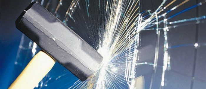 El butiral de polivinilo se utiliza como una lámina que, gracias a sus propiedades de adherencia y transparencia, es idónea para la unión de hojas de vidrio. Permite la transmisión de esfuerzos entre los vidrios, absorbiendo la energía derivada de la propagación de la grieta y uniéndolos como uno solo, aunque el propio material carece de resistencia mecánica elevada. La lámina de butiral se utiliza para impedir el desprendimiento de fragmentos de vidrio si se produce una rotura, por lo que se emplea en lunas de vehículos y en vidrios que puedan presentar riesgo para las personas como lo son los empleados en edificación tales como ventanas, lucernarios, escaparates.