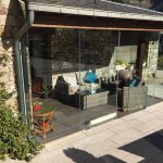 Especialistes en Tancaments de vidre per a terrasses. Andorra Cerramientos de terraza Andorra ha pensat alguna vegada en gaudir de la seva terrassa o porxo durant tot l'any? Descobreixi amb els tancaments de vidre de Finestra Confort les noves possibilitats del seu porxo, balcó o terrassa. A casa seva. Al seu apartament de platja o muntanya. Avantatges: Els tancaments de vidre per terrasses li permetran donar el màxim d'usos a la seva terrassa o balcó independentment del temps. Li ofereixen la possibilitat de poder practicar les seves aficions, de deixar jugar a la mainada en un ambient segur i més agradable, o bé, li permeten decorar al seu gust un espai fins ara desaprofitat. El sistema de cortina de vidres per balcons, terrasses i porxos, està dissenyat per tal que fred, vent, soroll, pluja o pols no siguin un inconvenient a l'hora de gaudir d'aquest espai amb tota la família. Protecció contra fred, vent i pluja. Protecció contra soroll i pol·lució. Seguretat pels petits de casa. Decoració al seu gust. Nou ambient per les seves aficions.
