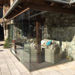 Especialistes en Tancaments de vidre per a terrasses. Andorra Cerramientos de terraza Andorra ha pensat alguna vegada en gaudir de la seva terrassa o porxo durant tot l'any? Descobreixi amb els tancaments de vidre de Finestra Confort les noves possibilitats del seu porxo, balcó o terrassa. A casa seva. Al seu apartament de platja o muntanya. Avantatges: Els tancaments de vidre per terrasses li permetran donar el màxim d'usos a la seva terrassa o balcó independentment del temps. Li ofereixen la possibilitat de poder practicar les seves aficions, de deixar jugar a la mainada en un ambient segur i més agradable, o bé, li permeten decorar al seu gust un espai fins ara desaprofitat. El sistema de cortina de vidres per balcons, terrasses i porxos, està dissenyat per tal que fred, vent, soroll, pluja o pols no siguin un inconvenient a l'hora de gaudir d'aquest espai amb tota la família. Protecció contra fred, vent i pluja. Protecció contra soroll i pol·lució. Seguretat pels petits de casa. Decoració al seu gust. Nou ambient per les seves aficions.