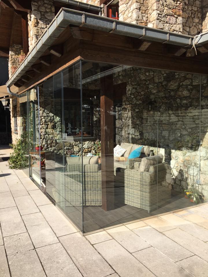 Especialistes en Tancaments de vidre per a terrasses. Andorra Cerramientos de terraza Andorra ha pensat alguna vegada en gaudir de la seva terrassa o porxo durant tot l'any? Descobreixi amb els tancaments de vidre de Finestra Confort les noves possibilitats del seu porxo, balcó o terrassa. A casa seva. Al seu apartament de platja o muntanya. Avantatges: Els tancaments de vidre per terrasses li permetran donar el màxim d'usos a la seva terrassa o balcó independentment del temps. Li ofereixen la possibilitat de poder practicar les seves aficions, de deixar jugar a la mainada en un ambient segur i més agradable, o bé, li permeten decorar al seu gust un espai fins ara desaprofitat. El sistema de cortina de vidres per balcons, terrasses i porxos, està dissenyat per tal que fred, vent, soroll, pluja o pols no siguin un inconvenient a l'hora de gaudir d'aquest espai amb tota la família. Protecció contra fred, vent i pluja. Protecció contra soroll i pol·lució. Seguretat pels petits de casa. Decoració al seu gust. Nou ambient per les seves aficions.