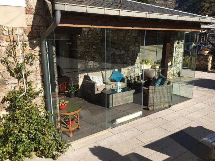 Especialistes en Tancaments de vidre per a terrasses. Andorra Cerramientos de terraza Andorra ha pensat alguna vegada en gaudir de la seva terrassa o porxo durant tot l'any? Descobreixi amb els tancaments de vidre de Finestra Confort les noves possibilitats del seu porxo, balcó o terrassa. A casa seva. Al seu apartament de platja o muntanya. Avantatges: Els tancaments de vidre per terrasses li permetran donar el màxim d'usos a la seva terrassa o balcó independentment del temps. Li ofereixen la possibilitat de poder practicar les seves aficions, de deixar jugar a la mainada en un ambient segur i més agradable, o bé, li permeten decorar al seu gust un espai fins ara desaprofitat. El sistema de cortina de vidres per balcons, terrasses i porxos, està dissenyat per tal que fred, vent, soroll, pluja o pols no siguin un inconvenient a l'hora de gaudir d'aquest espai amb tota la família. Protecció contra fred, vent i pluja. Protecció contra soroll i pol·lució. Seguretat pels petits de casa. Decoració al seu gust. Nou ambient per les seves aficions.