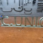 Fabricació lletres corpòries en vidre i altres materials també per a professionals, interioristes, decoradors, botigues i tota mena d’empreses.