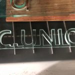 Fabricació lletres corpòries en vidre i altres materials també per a professionals, interioristes, decoradors, botigues i tota mena d’empreses.